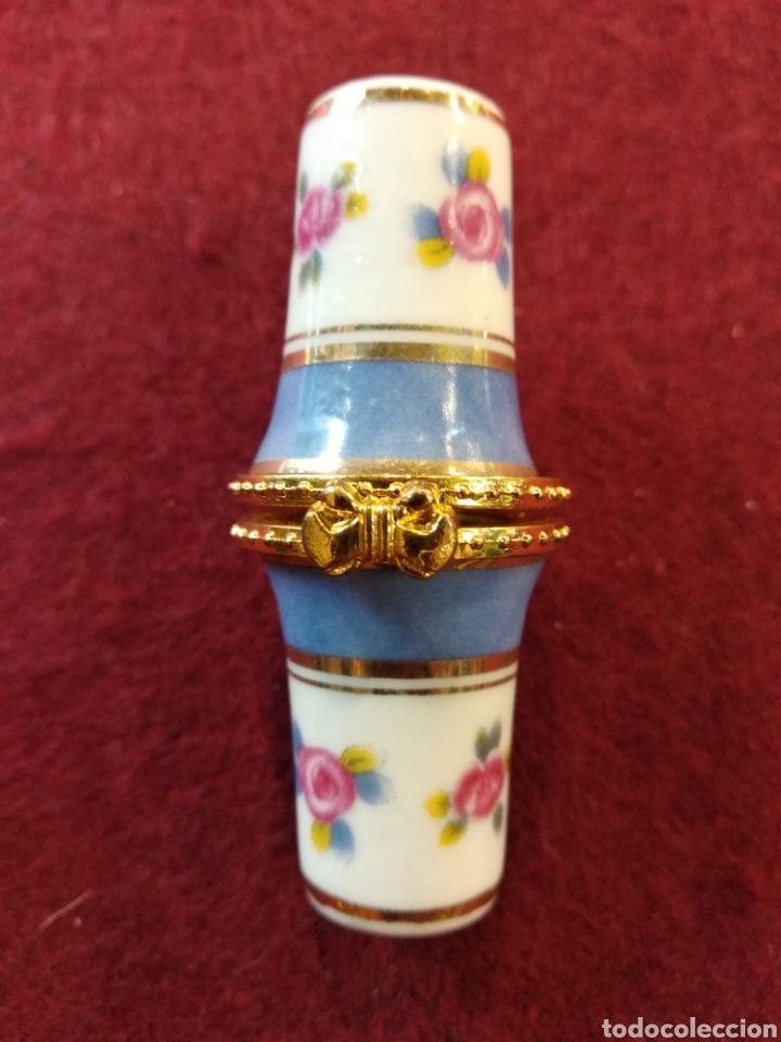 Cajita en forma de dedal.