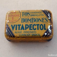 Cajas y cajitas metálicas: CAJITA DE LATA DE BOMBONES VITAPECTOL, LABORATORIO J.RUBIÓ - VACIA. Lote 166728338