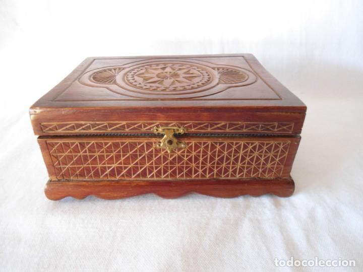 Cajas y cajitas met&aacute;licas: ANTIGUO JOYERO DE MADERA TALLADA