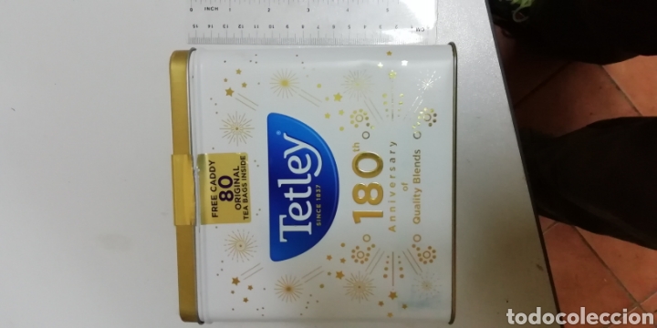 Bo&icirc;tes et petites bo&icirc;tes m&eacute;talliques: Caja de te marca Tesco inglesa