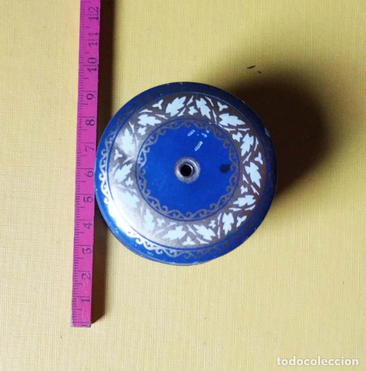 Blechdosen und Kisten: Bote para guardar el hilo. 6 diametro x 5,3 cm alto. Hojalata litografiada... Vell i Bell.