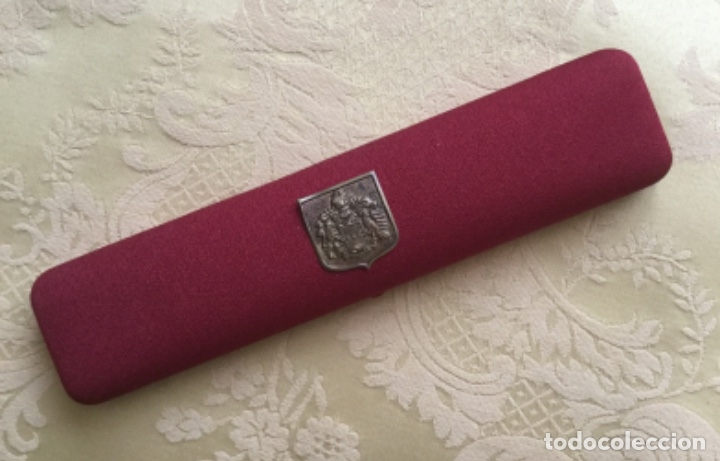Cajas y cajitas met&aacute;licas: CAJA VINTAGE ENTELADA Y CON ESCUDO DE METAL MAJORICA