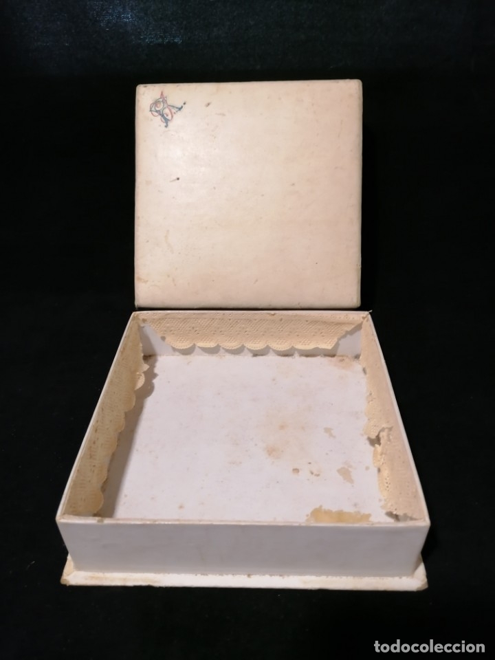 Bo&icirc;tes et petites bo&icirc;tes m&eacute;talliques: Antigua caja Valenciana forrada de polipiel