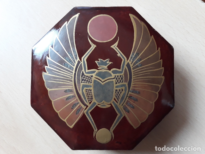 Cajas y cajitas met&aacute;licas: Antigua joyero escarabajo egipcio pintado a mano- caja papel mache lacada