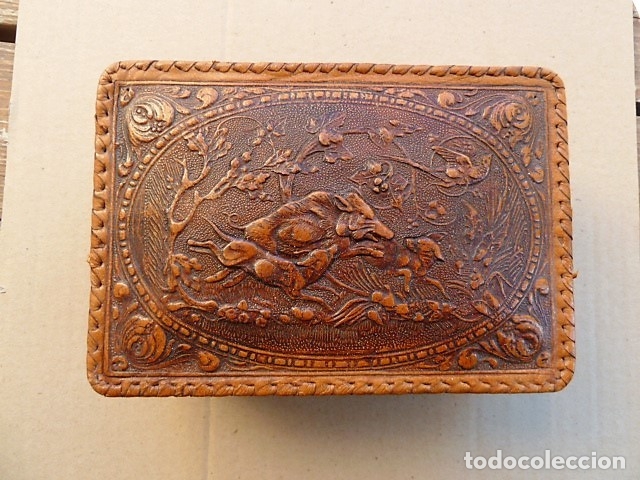 Cajas y cajitas met&aacute;licas: Caja madera y cuero repujado; escena de Caza.