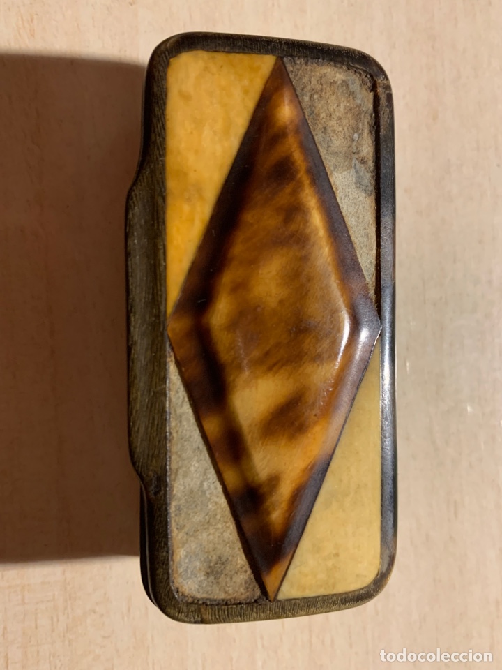 Blechdosen und Kisten: Caja de Rap&eacute; en Asta Decorada con hueso y carey. Finales siglo XIX. Le faltan 2 chapitas de marfil