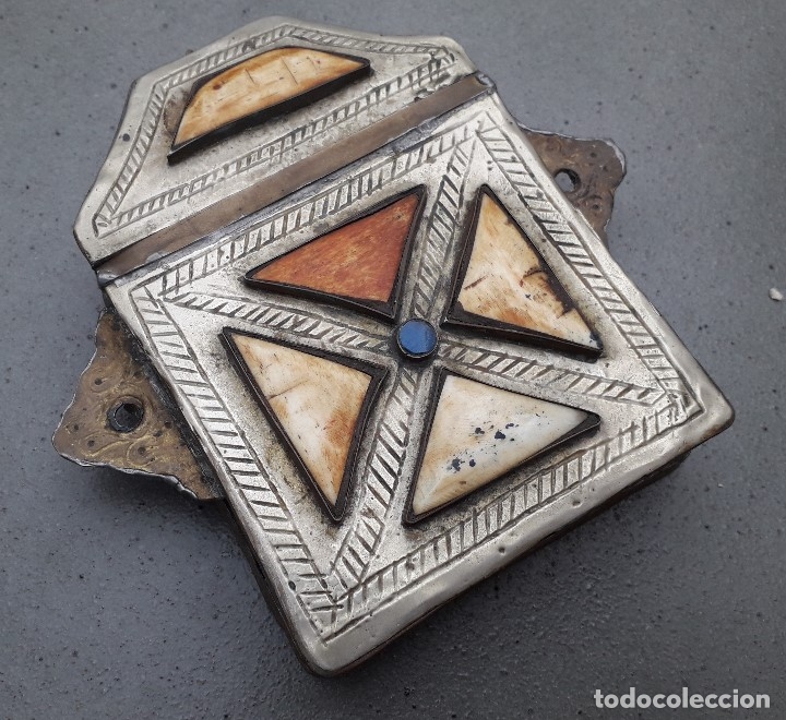 Cajas y cajitas met&aacute;licas: caja metalica con adornos de hueso , para guardar el Coran 14x14x3cm aprox, con asas