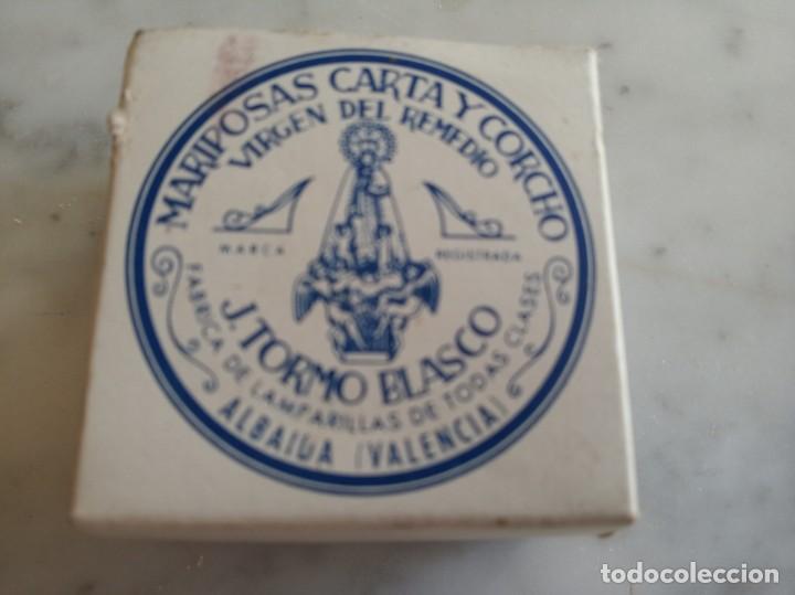 Bo&icirc;tes et petites bo&icirc;tes m&eacute;talliques: caja con 7 mariposas carta y corcho virgen del remedio