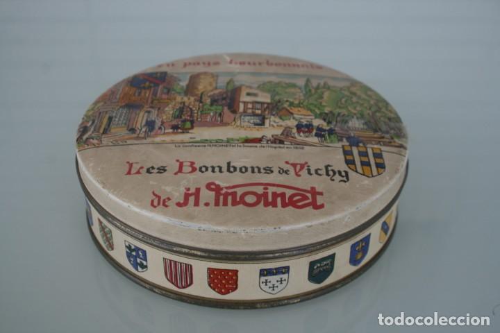 Cajas y cajitas met&aacute;licas: ANTIGUA CAJA DE LATA METAL LES BONBONS DE VICHY H. MOINET FRANCIA CONFITERIA &ndash; A&Ntilde;OS 50