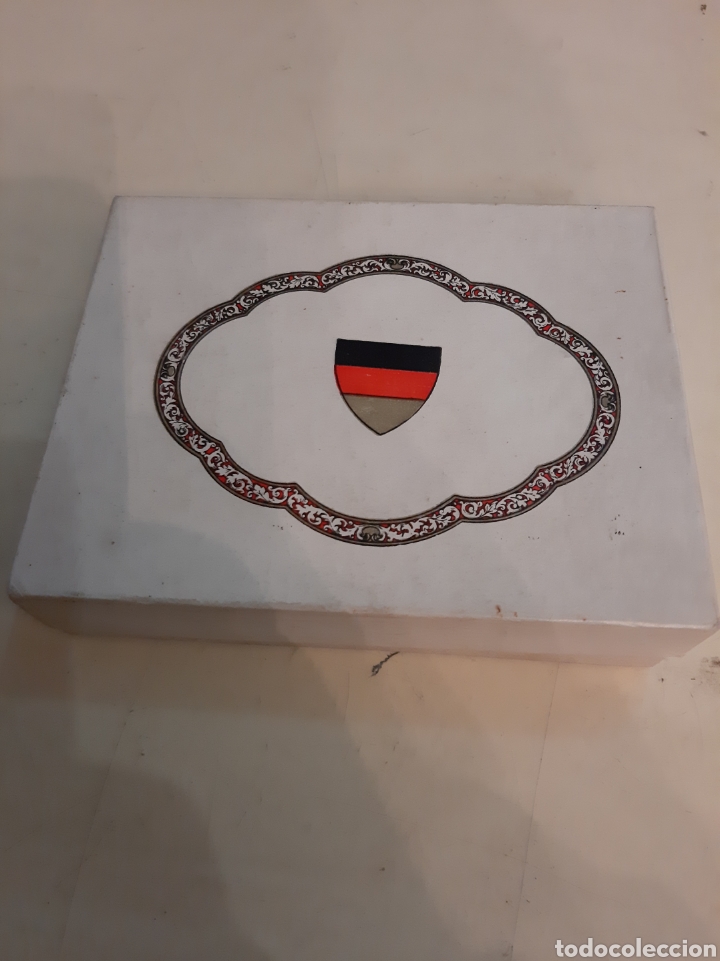 Bo&icirc;tes et petites bo&icirc;tes m&eacute;talliques: Caja vac&iacute;a con bandera fuente dibujos caton