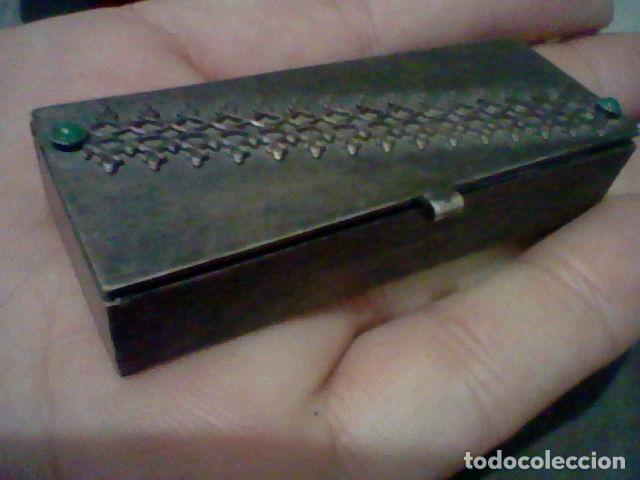 Boxes and metal boxes: CAJA METAL TIPO PASTILLERO TAPA ADORNADA CON PEDRER&Iacute;A ANTIGUA LEER 6,8 X 2,5 X 1,3 CMS