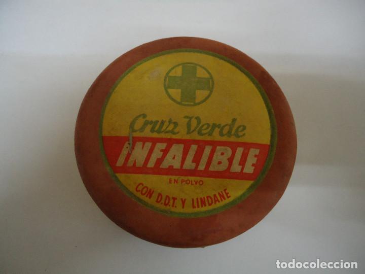 Bo&icirc;tes et petites bo&icirc;tes m&eacute;talliques: CAJA DE INSECTICIDA INFALIBLE CRUZ VERDE. PRECINTADA. ANTIGUA. --- 6