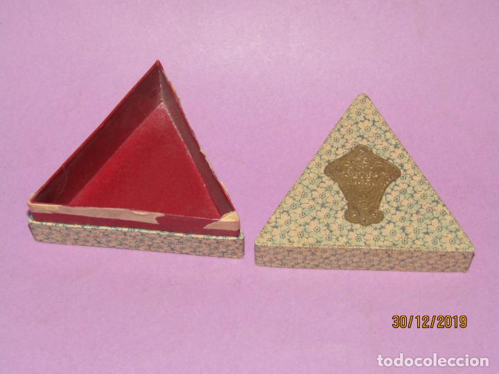 Bo&icirc;tes et petites bo&icirc;tes m&eacute;talliques: Antigua Caja Triangular de ENSUE&Ntilde;O NOVELTY de Valencia - A&ntilde;o 1920-30s.