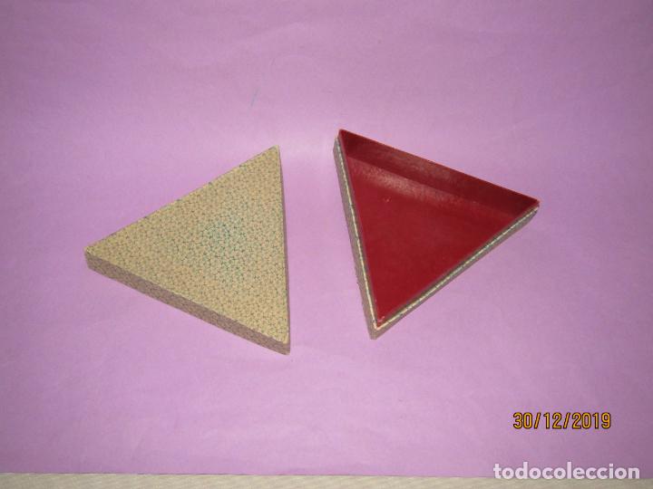 Bo&icirc;tes et petites bo&icirc;tes m&eacute;talliques: Antigua Caja Triangular de Cartoncillo Forrado de Papel - A&ntilde;o 1920-30s.