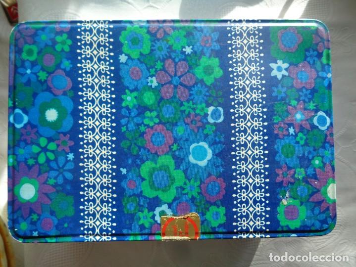 Cajas y cajitas met&aacute;licas: CAJA DE LATA DE COLA-CAO. 1972. FABRICADA POR  G. LLAMAS, BADALONA. 21,5 X 15 X 10 CM.