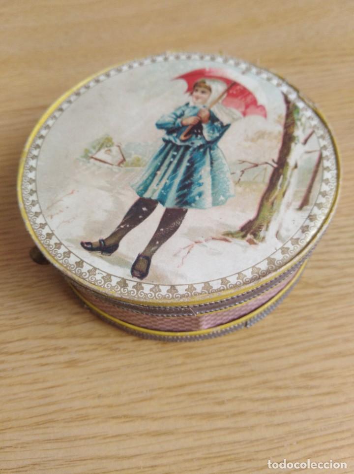 Caixas e caixinhas met&aacute;licas: Antigua caja de cart&oacute;n decorada (591)