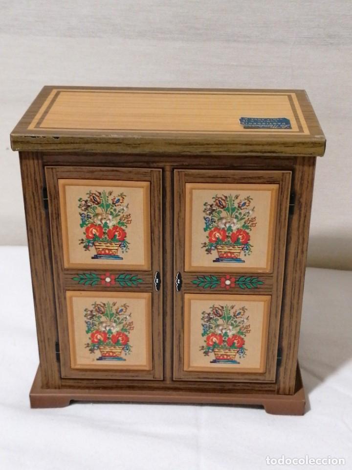Bo&icirc;tes et petites bo&icirc;tes m&eacute;talliques: Antigua caja de hojalata La Montserratina