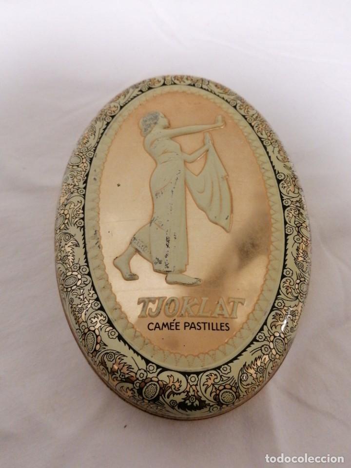 Bo&icirc;tes et petites bo&icirc;tes m&eacute;talliques: Antigua caja met&aacute;lica de Tjoklat en relieve