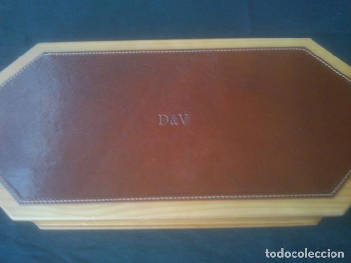 Cajas y cajitas met&aacute;licas: CURIOSA CAJA DE MADERA MARCADA D & V - Foto 2