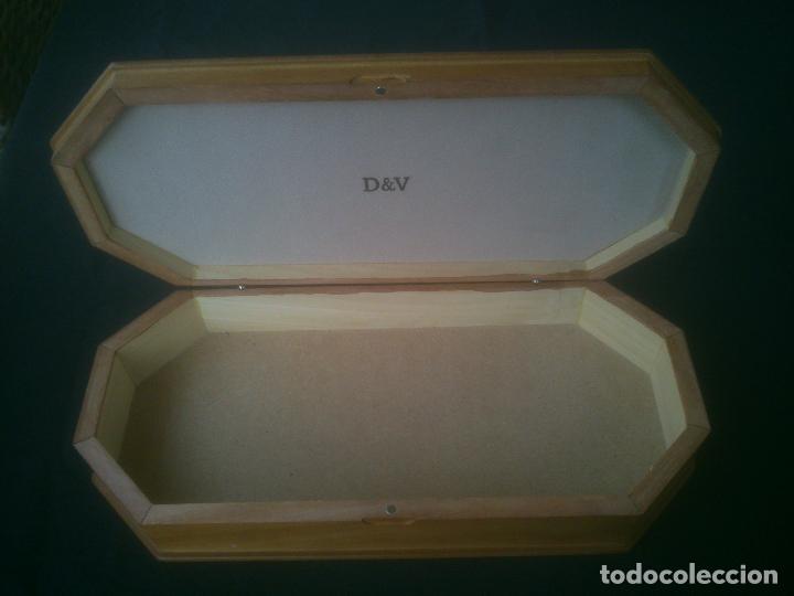 Cajas y cajitas met&aacute;licas: CURIOSA CAJA DE MADERA MARCADA D & V - Foto 4