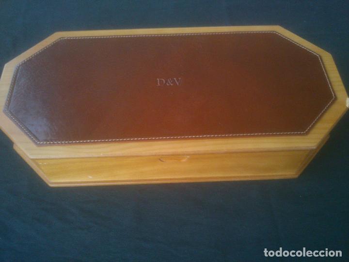 Cajas y cajitas met&aacute;licas: CURIOSA CAJA DE MADERA MARCADA D & V - Foto 1
