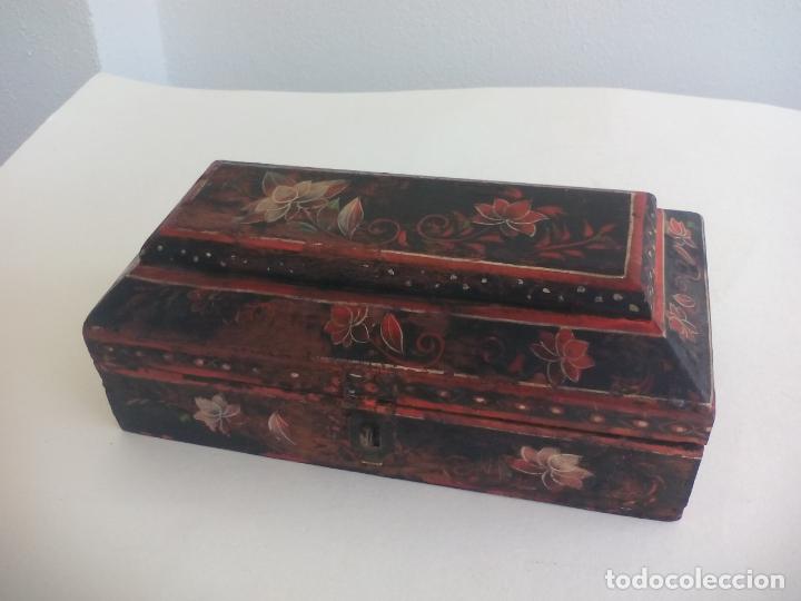 Cajas y cajitas met&aacute;licas: ANTIGUA CAJA DE MADERA, PINTADA A MANO. ESTUCHE, JOYERO. 19,7 x 10 x 7,5 cm