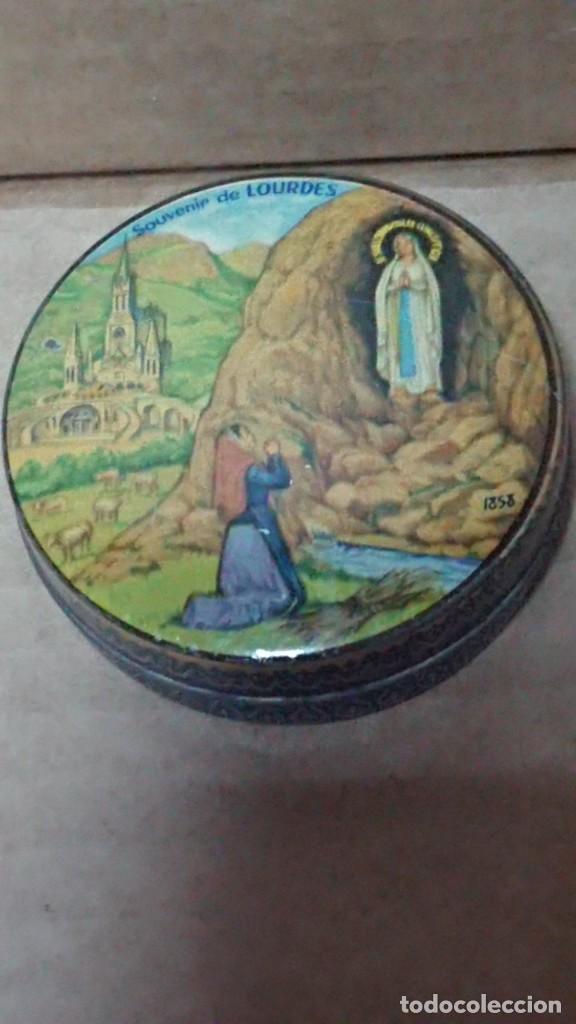 Cajas y cajitas met&aacute;licas: ANTIGUA CAJA RELIGIOSA MET&Aacute;LICA VAC&Iacute;A SOUVENIR DE LOURDES VIRGEN DE LOURDES