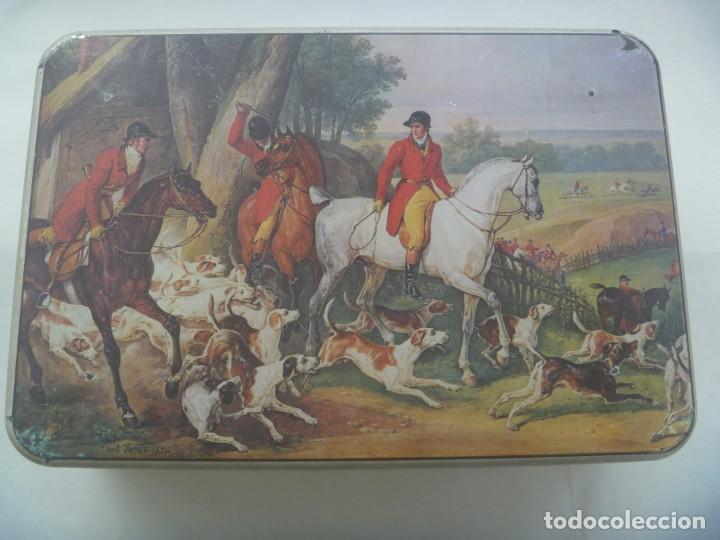 Cajas y cajitas met&aacute;licas: CAJA ANTIGUA DE METAL DE GALLETAS ( CREO ), DE FRANCIA CON BONITO DIBUJO DE CAZA INGLESA