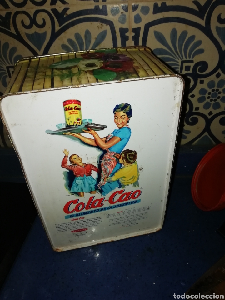 Cajas y cajitas met&aacute;licas: Antigua lata de cola cao con flores vintage