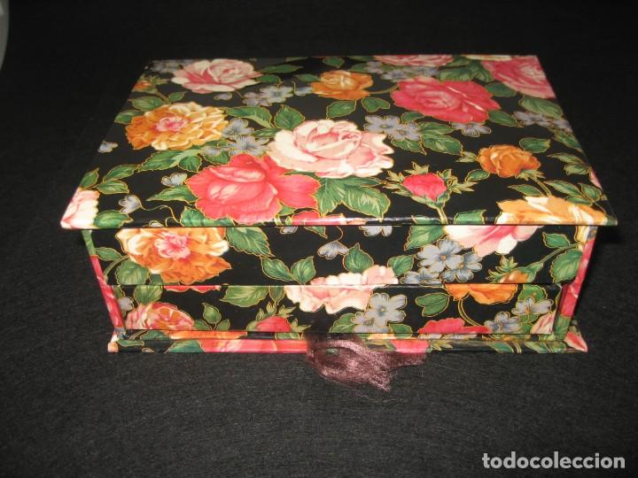 Cajas y cajitas met&aacute;licas: CAJA DECORADA CON FLORES Y DOS DIVISIONES
