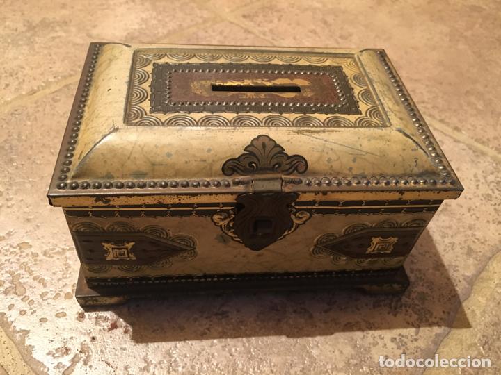 Cajas y cajitas met&aacute;licas: ANTIGUA CAJA HUCHA DE HOJALATA