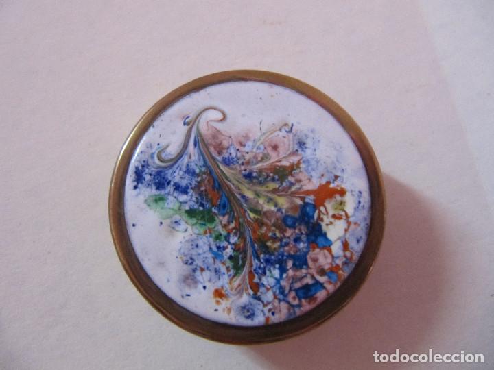 Cajas y cajitas met&aacute;licas: ANTIGUA CAJITA PASTILLERO LATON DIBUJO ESMALTADO HECHO A MANO EN CHILE