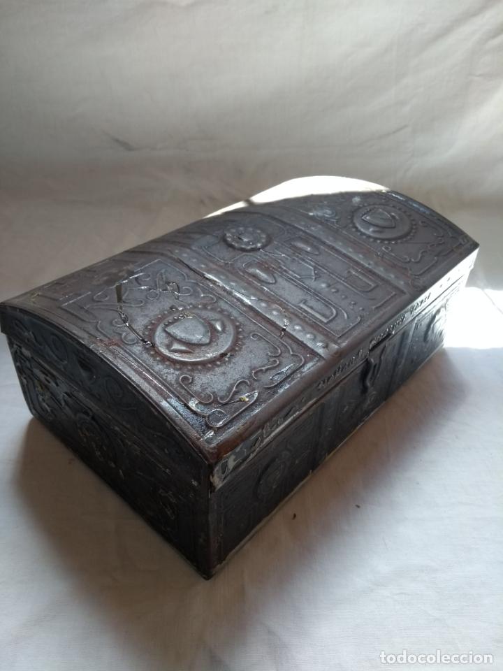Blechdosen und Kisten: Caja met&aacute;lica de galletas. Victoria.