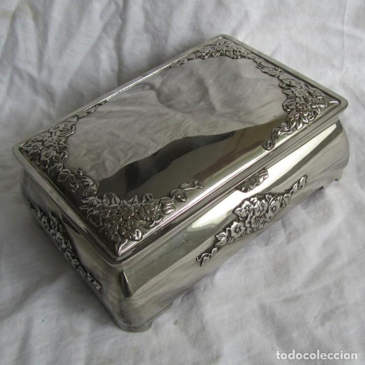 Cajas y cajitas met&aacute;licas: Caja joyero de metal plateado Vera Lucino, 18 x 13 x 6 cm