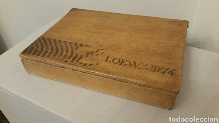 Cajas y cajitas met&aacute;licas: Antigua caja de madera grabada &bull; LOEWE 1974 &bull; Para objeto de lujo. A&ntilde;o 1974. (20 X 15 X 3.5 cm.)