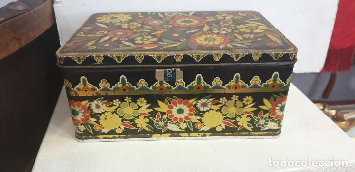 Cajas y cajitas met&aacute;licas: Caja de hojalata de cola cao litografiada colores