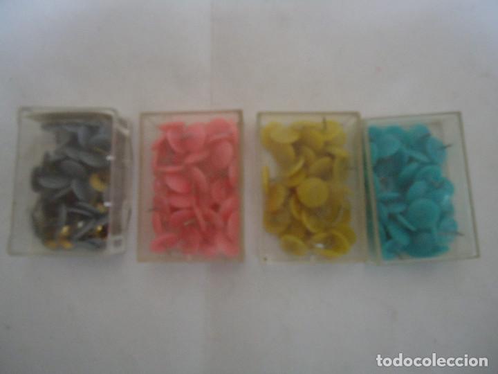 Bo&icirc;tes et petites bo&icirc;tes m&eacute;talliques: LOTE DE 4 CAJAS DE CHINCHETAS DE DIFERENTES COLORES. ANTIGUAS. --- 8