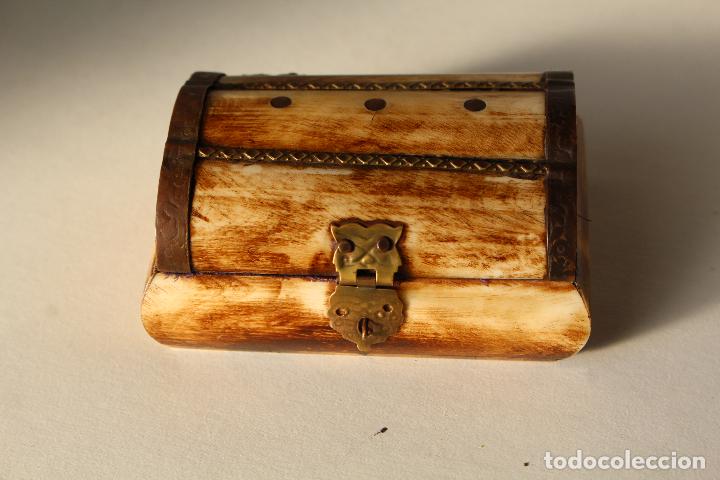 Cajas y cajitas met&aacute;licas: Caja joyero de hueso y lat&oacute;n