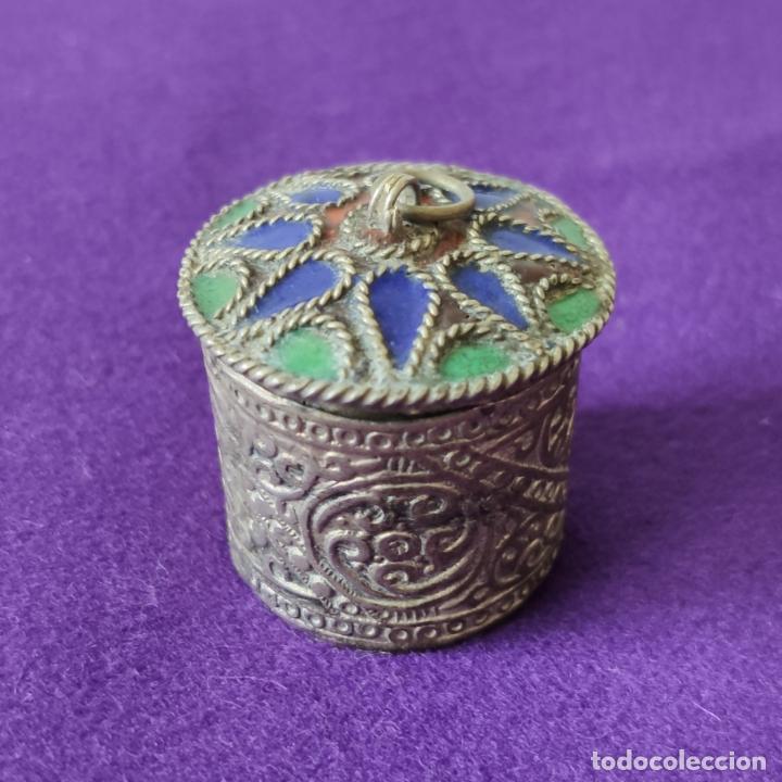 Cajas y cajitas met&aacute;licas: ANTIGUA CAJA METALICA GRABADA CON FILIGRANAS. CON TAPA. GRAN TRABAJO DE ARTESANIA.