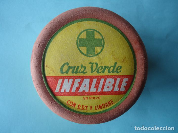 Bo&icirc;tes et petites bo&icirc;tes m&eacute;talliques: caja antigua de carton insecticida cruz verde precintada. --- 9