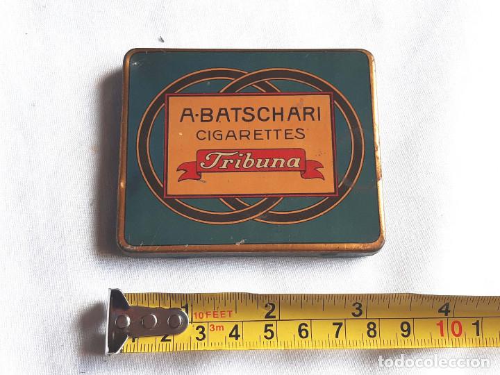 Caixas e caixinhas met&aacute;licas: Caja de lata litografiada. Cigarrillos. A. Batschari. Tribuna.
