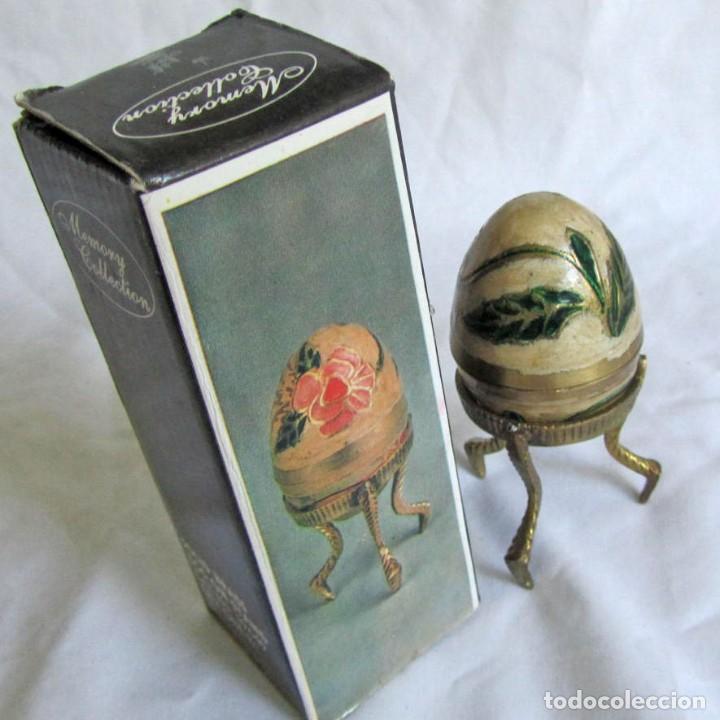 Casse e cassette metalliche: Caja en forma de huevo, lat&oacute;n lacado, Memory Collection