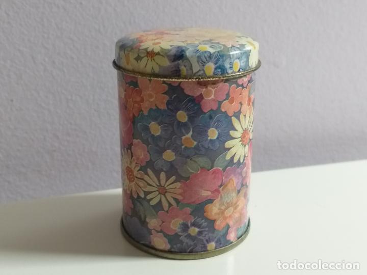 Caixas e caixinhas met&aacute;licas: Caja peque&ntilde;a de flores. Circular. En el interior una vela