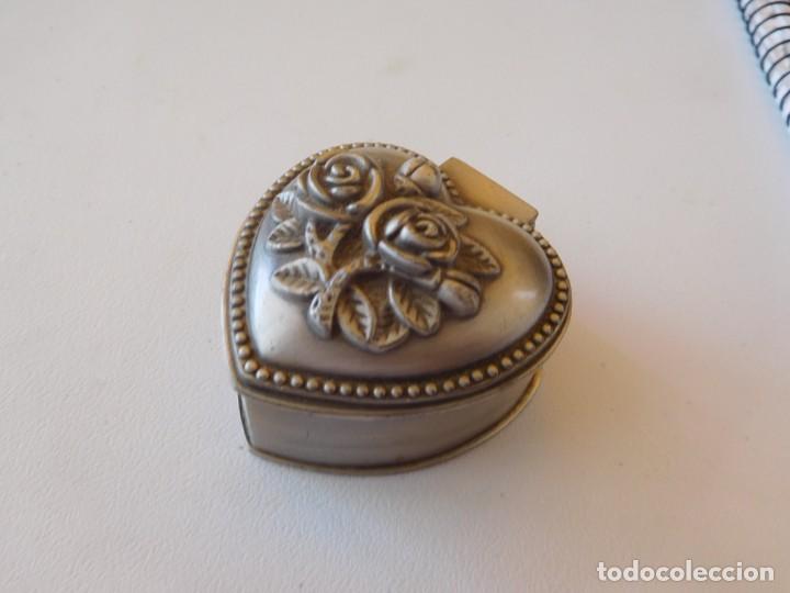 Cajas y cajitas met&aacute;licas: JOYERO PEQUE&Ntilde;O CON FORMA DE CORAZ&Oacute;N Y ROSAS. MEDIDAS : 6 X 5,5 CM.