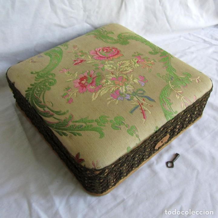Cajas y cajitas met&aacute;licas: Caja de madera forrada de diferentes telas, con llave - Foto 1