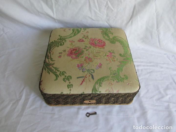 Cajas y cajitas met&aacute;licas: Caja de madera forrada de diferentes telas, con llave - Foto 2
