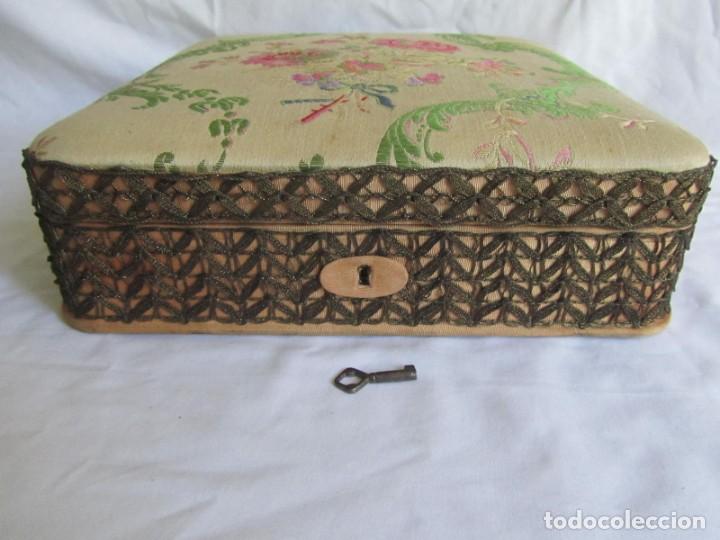 Cajas y cajitas met&aacute;licas: Caja de madera forrada de diferentes telas, con llave - Foto 4