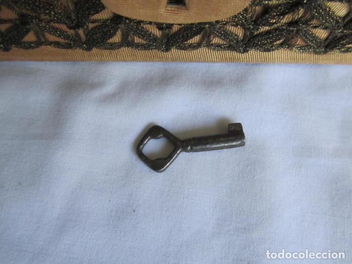 Cajas y cajitas met&aacute;licas: Caja de madera forrada de diferentes telas, con llave - Foto 5