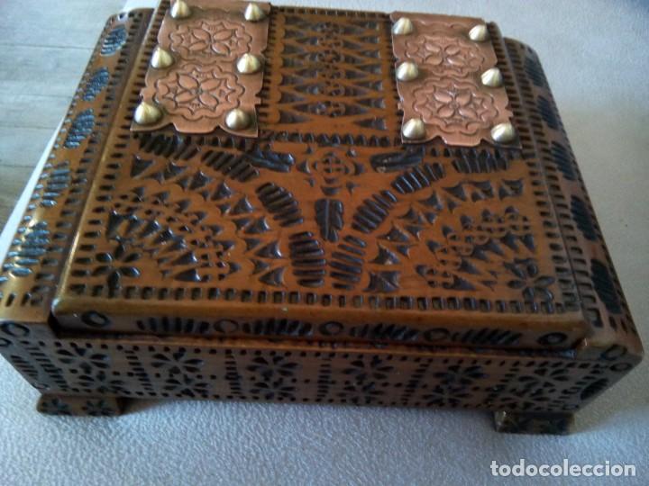 Bo&icirc;tes et petites bo&icirc;tes m&eacute;talliques: * ARQUETA, CAJA CON MUSICA. CIRCULO DE FARGNOLI. ( Rf:CF-143/ae)
