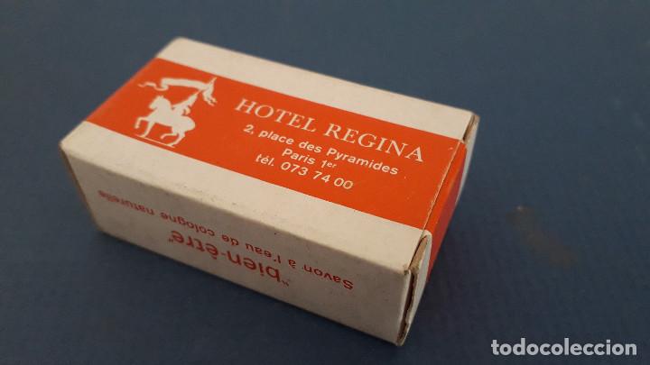 Bo&icirc;tes et petites bo&icirc;tes m&eacute;talliques: peque&ntilde;a pastilla de jabon hotel regina, paris (5,5x3,5cm aprox)